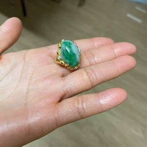 Elegant Green and Gold Women's Ring